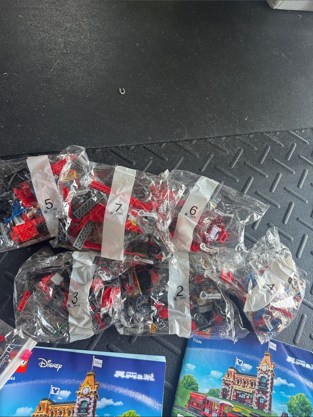 Lego Disney Train - Picture 8 of 9